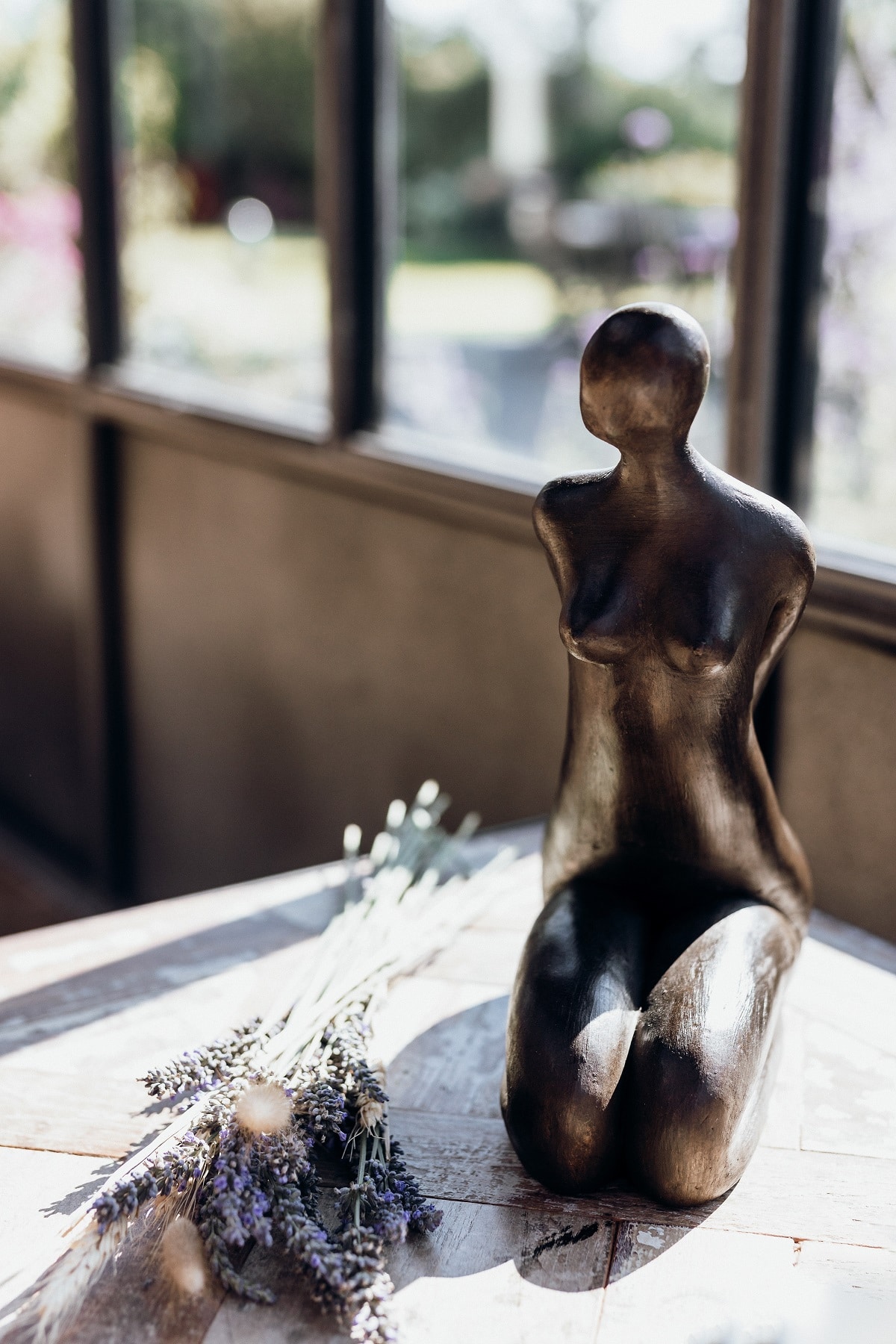 sculpture femme en bronze la croix aux liards