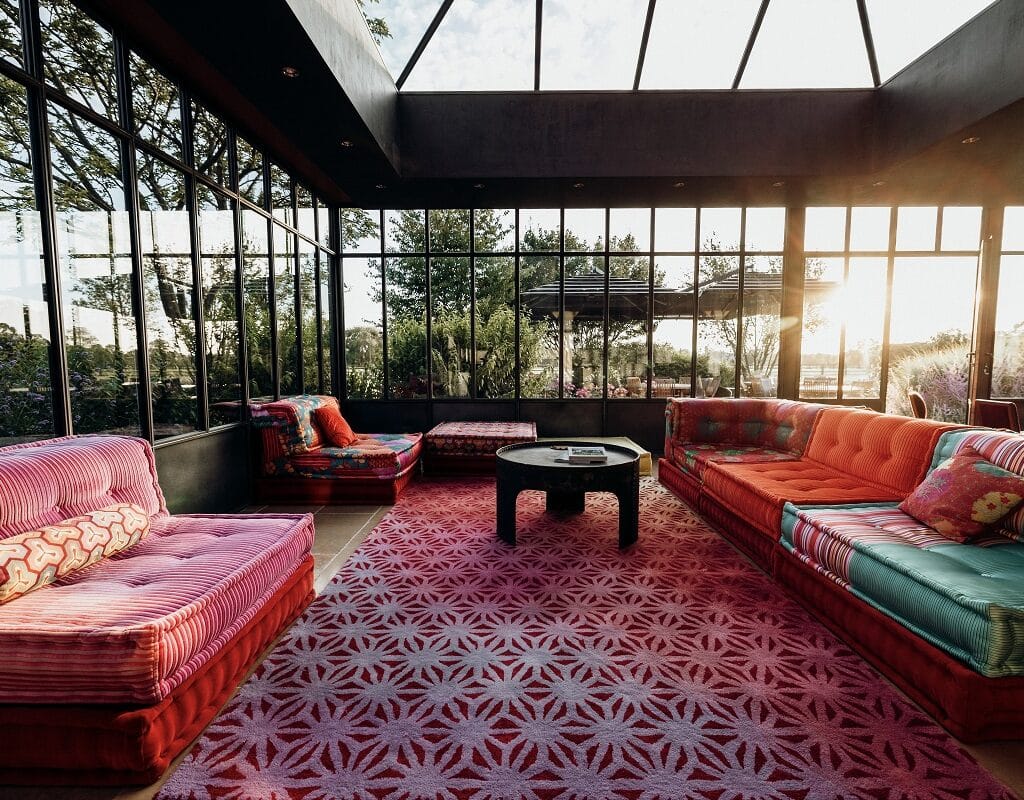 salon lounge sous une verrière la croix aux liards